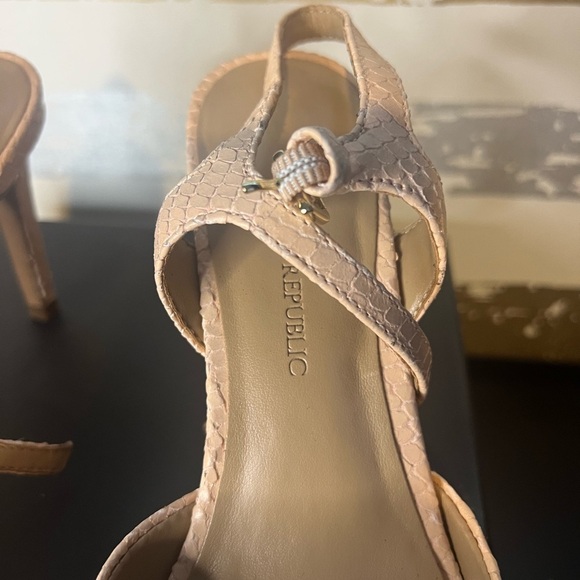 Bañana Republic heels - Picture 4 of 6